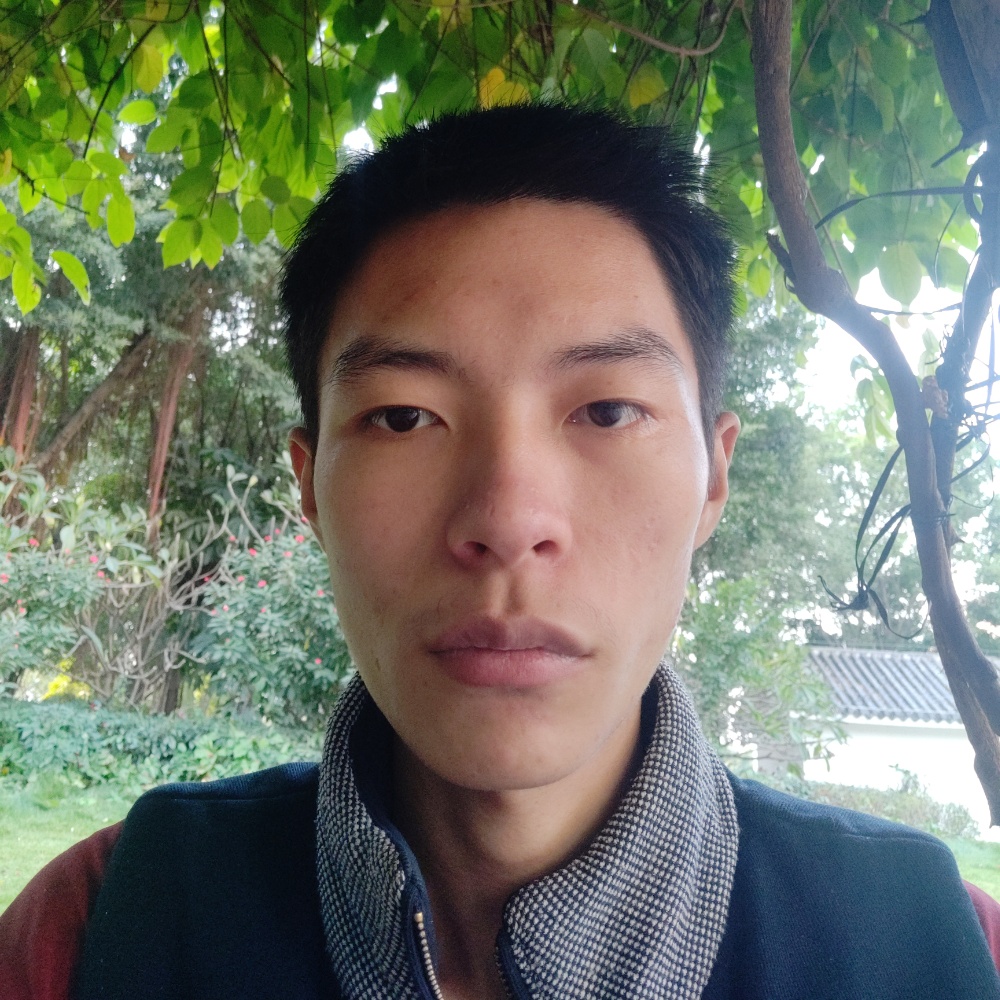 从容拿樱桃的照片