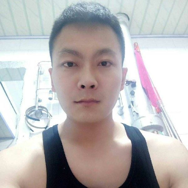 路人深拥谦让的照片
