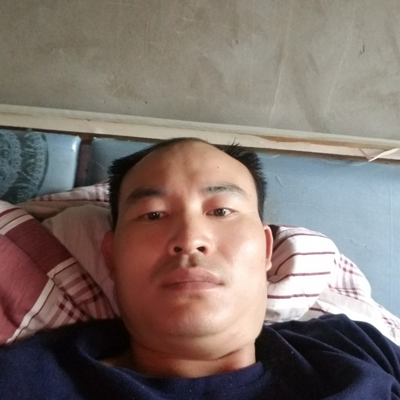 俊逸拿玫瑰的照片