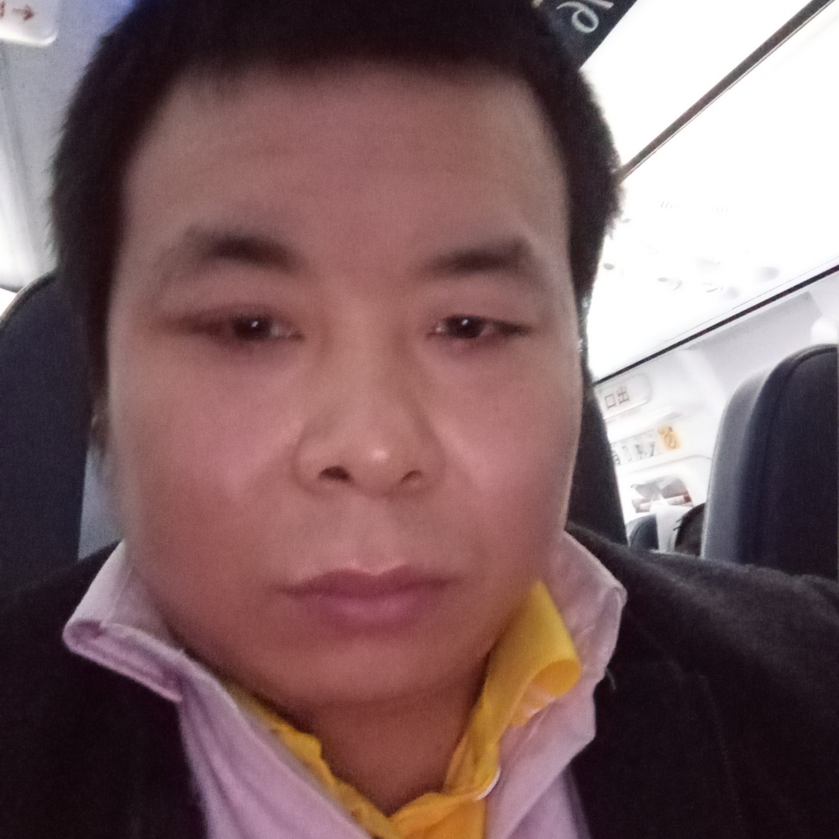 儒雅蹙眉香烟的照片
