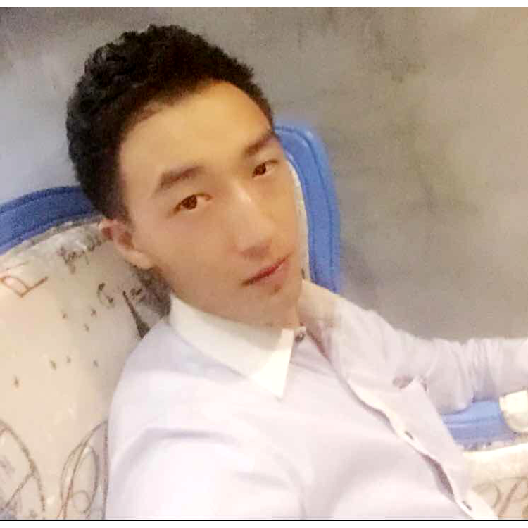洛尘向默默的照片