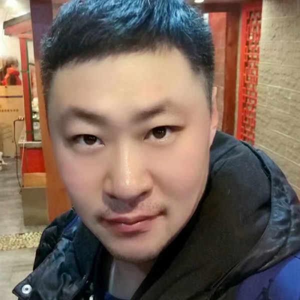 舞台上的滑稽演员的照片
