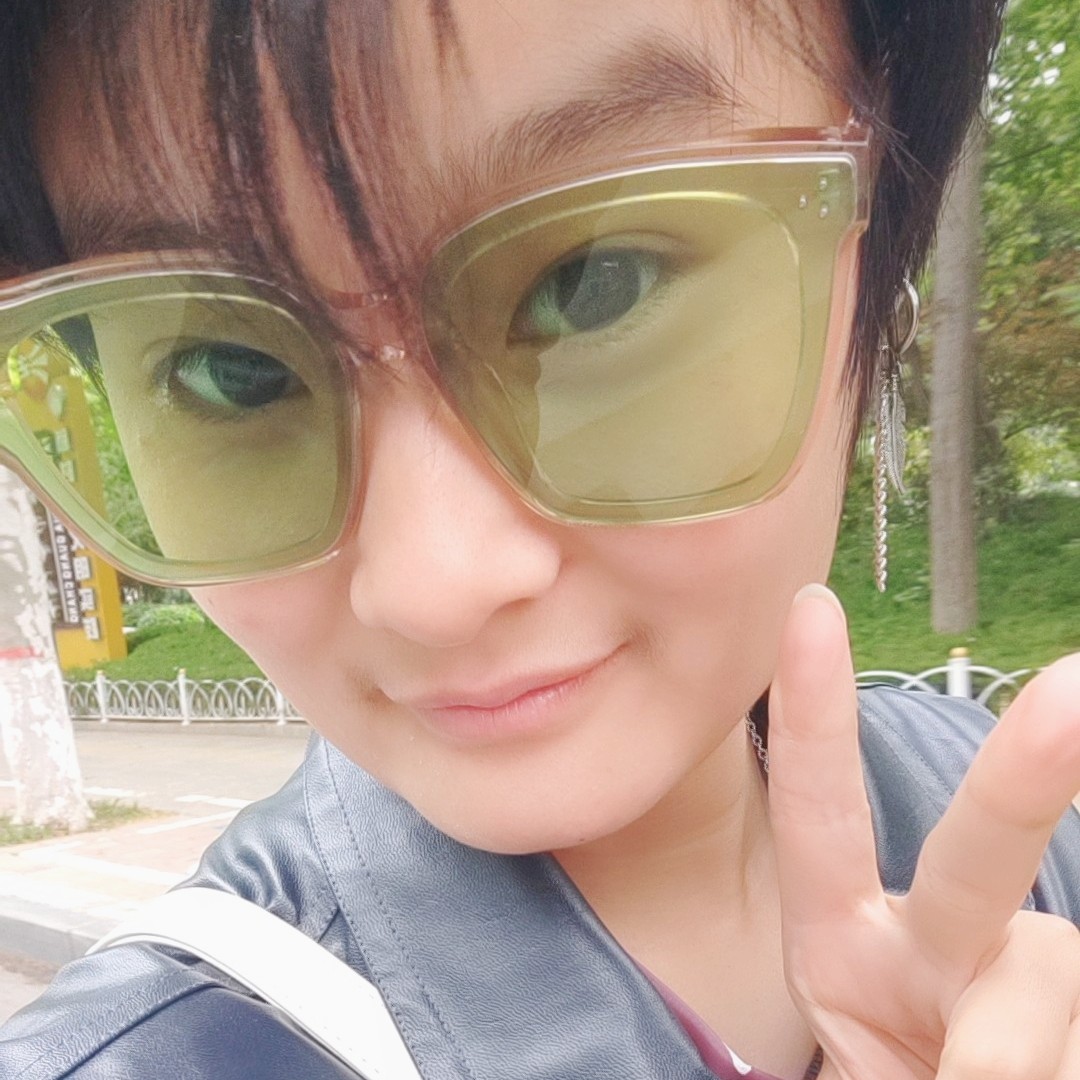 认真和保温杯的照片