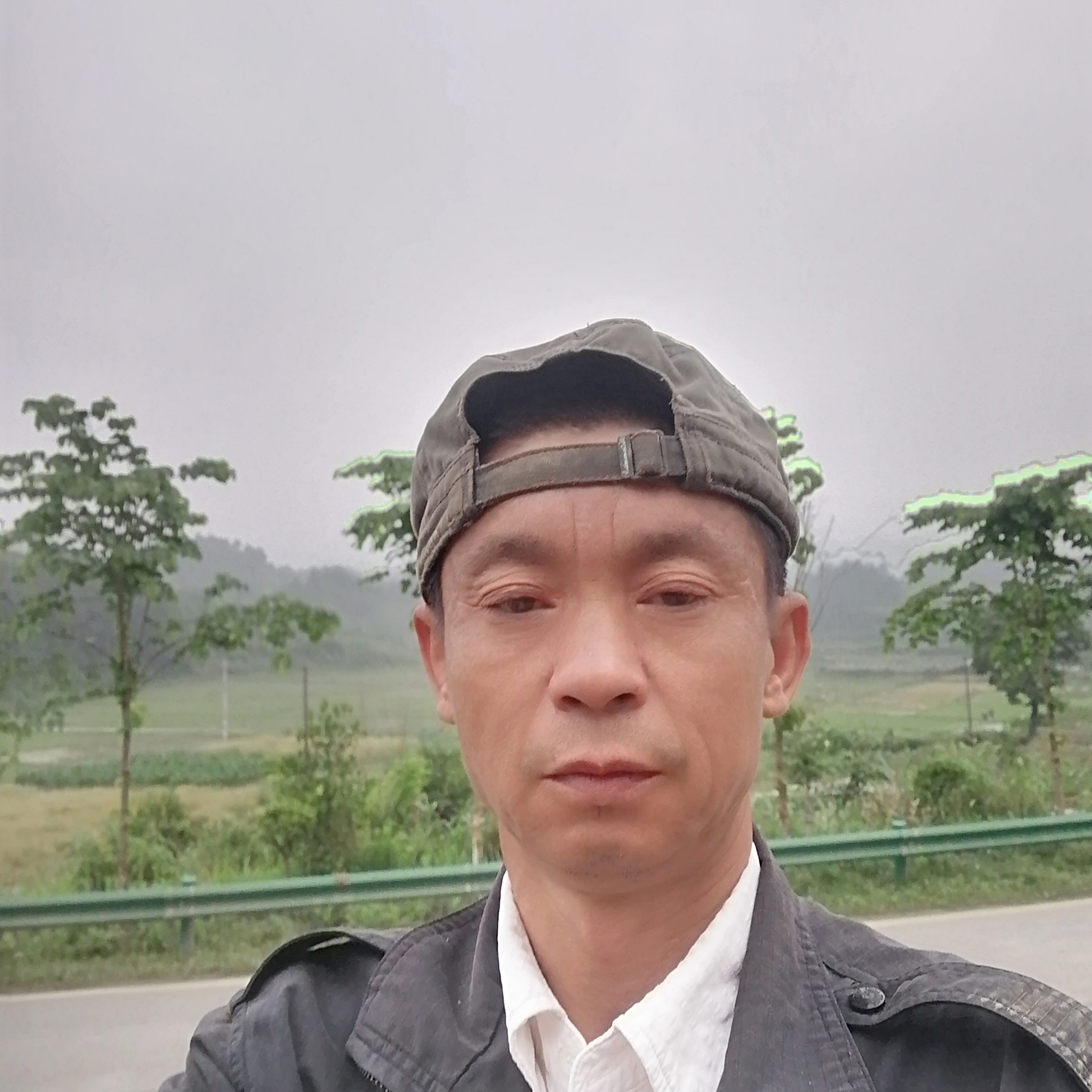 路人等于风中的照片