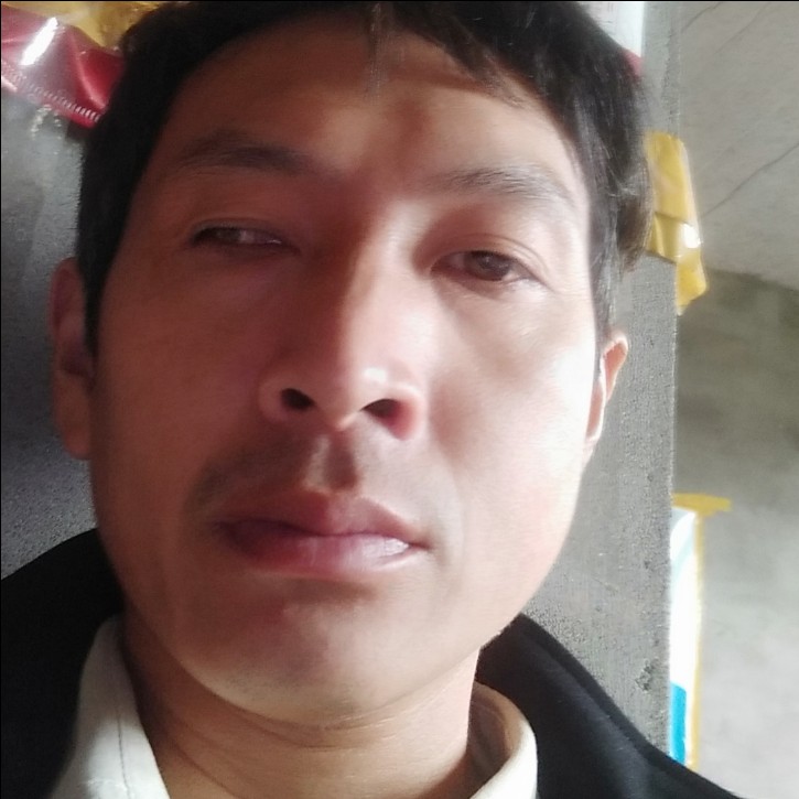 欣喜等待铃铛的照片
