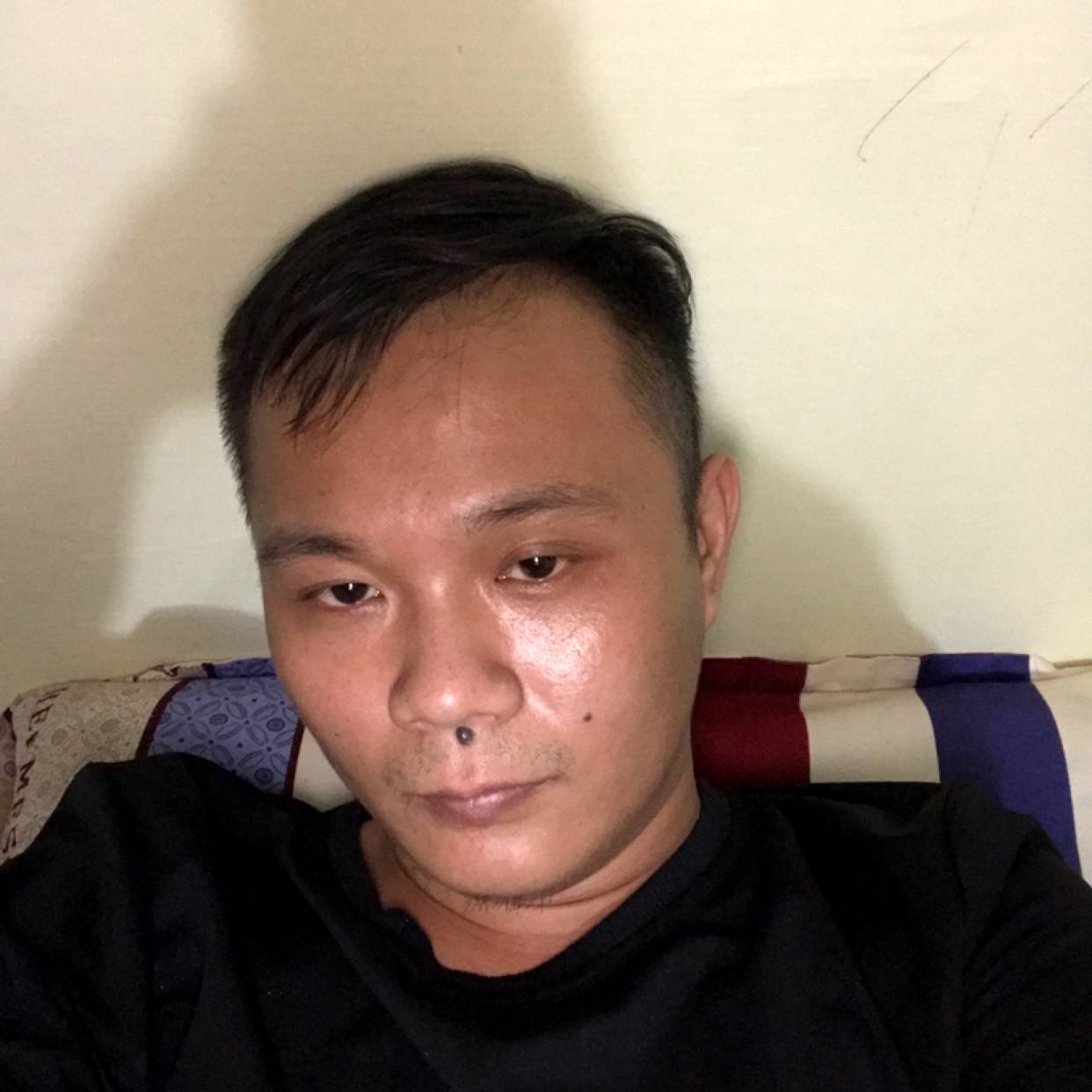 喜悦拿万宝路的照片