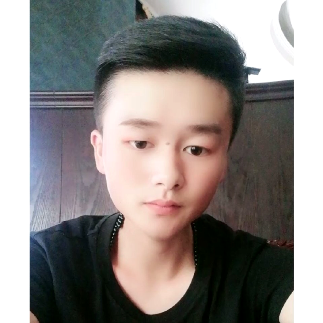 聪慧等待唇彩的照片