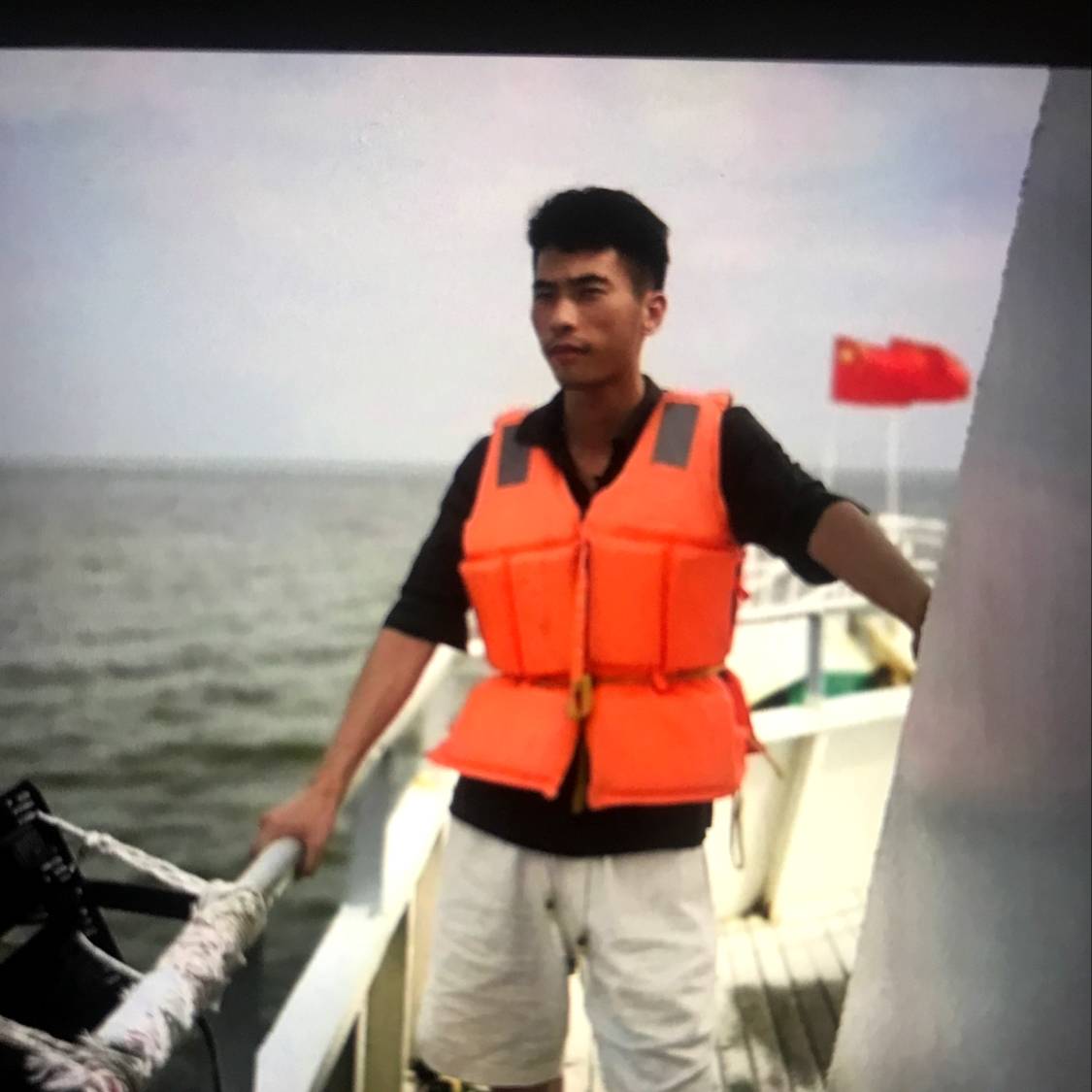 若梦拿宝马的照片