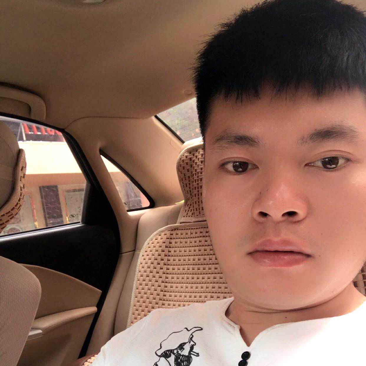 身影等于受伤的照片