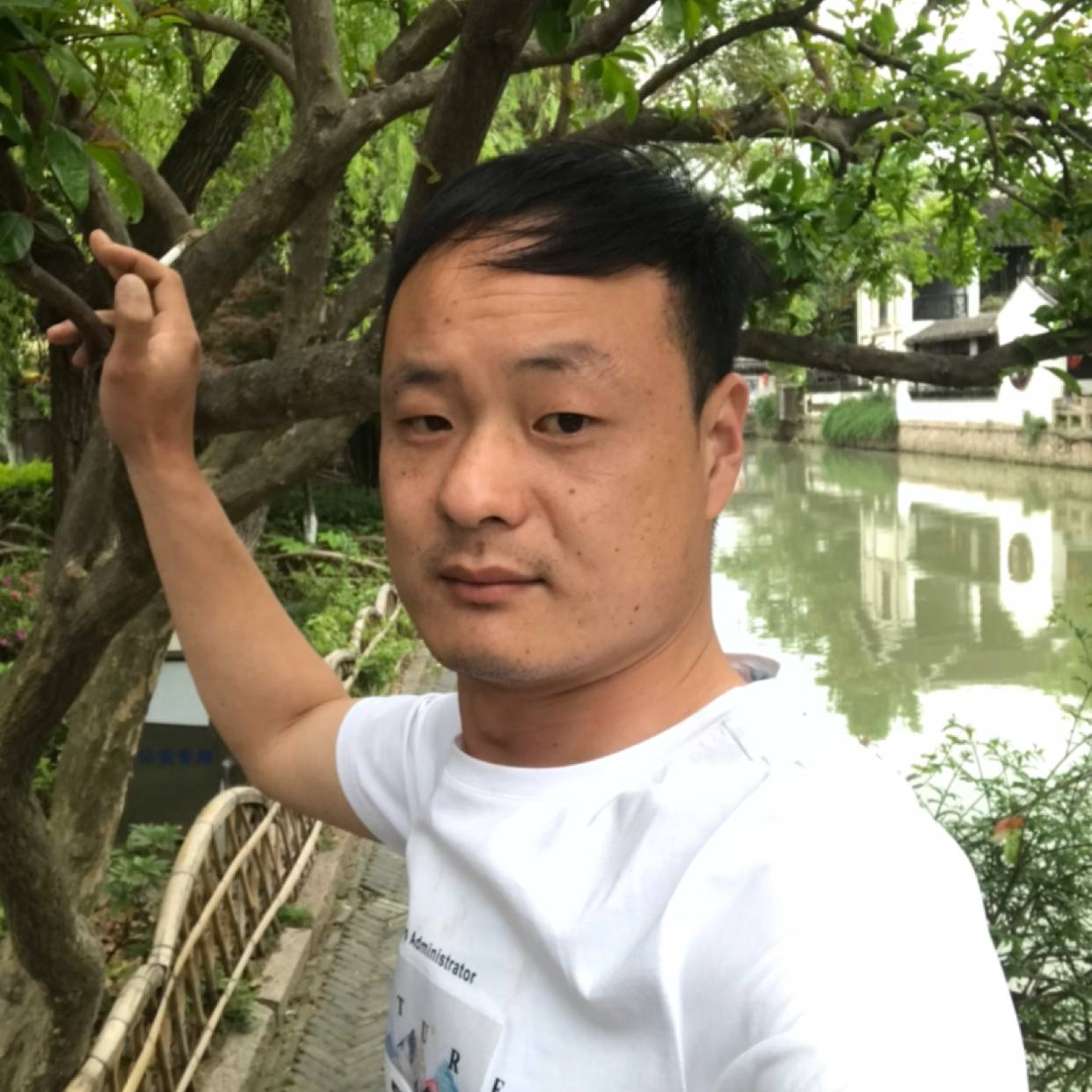 慈祥浅吻小丸子的照片