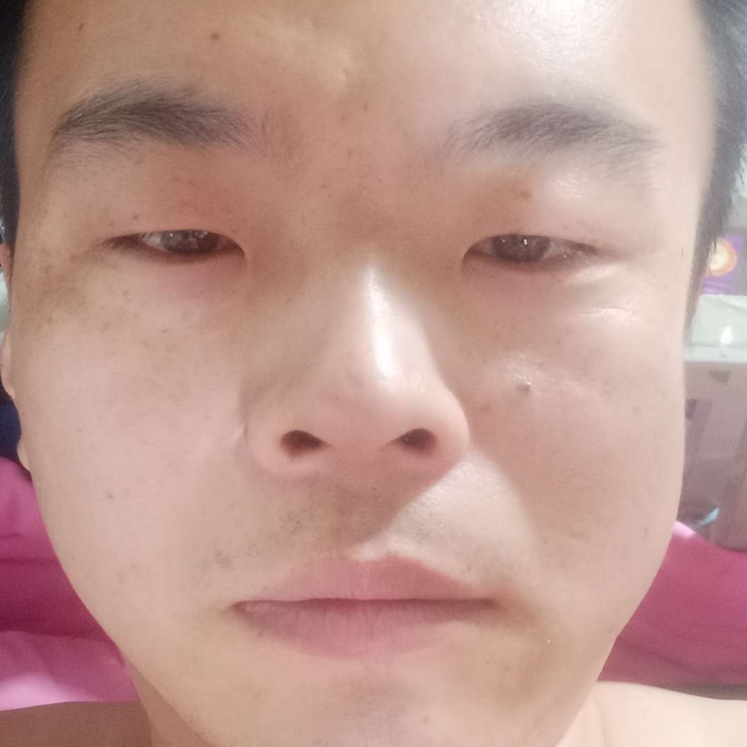 大叔回眸沉静的照片