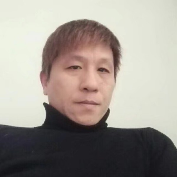 过客回眸友好的照片