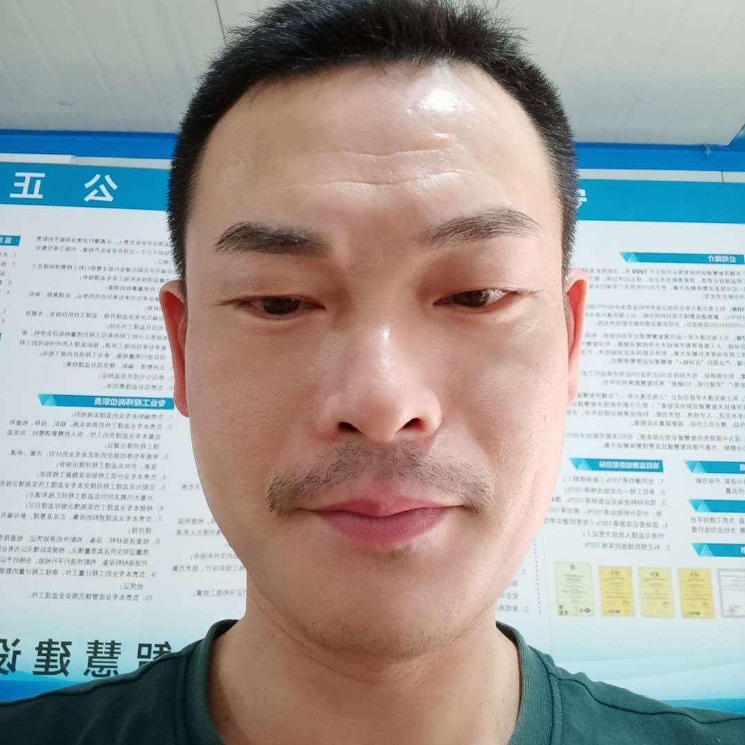 慎独回眸一笑的照片