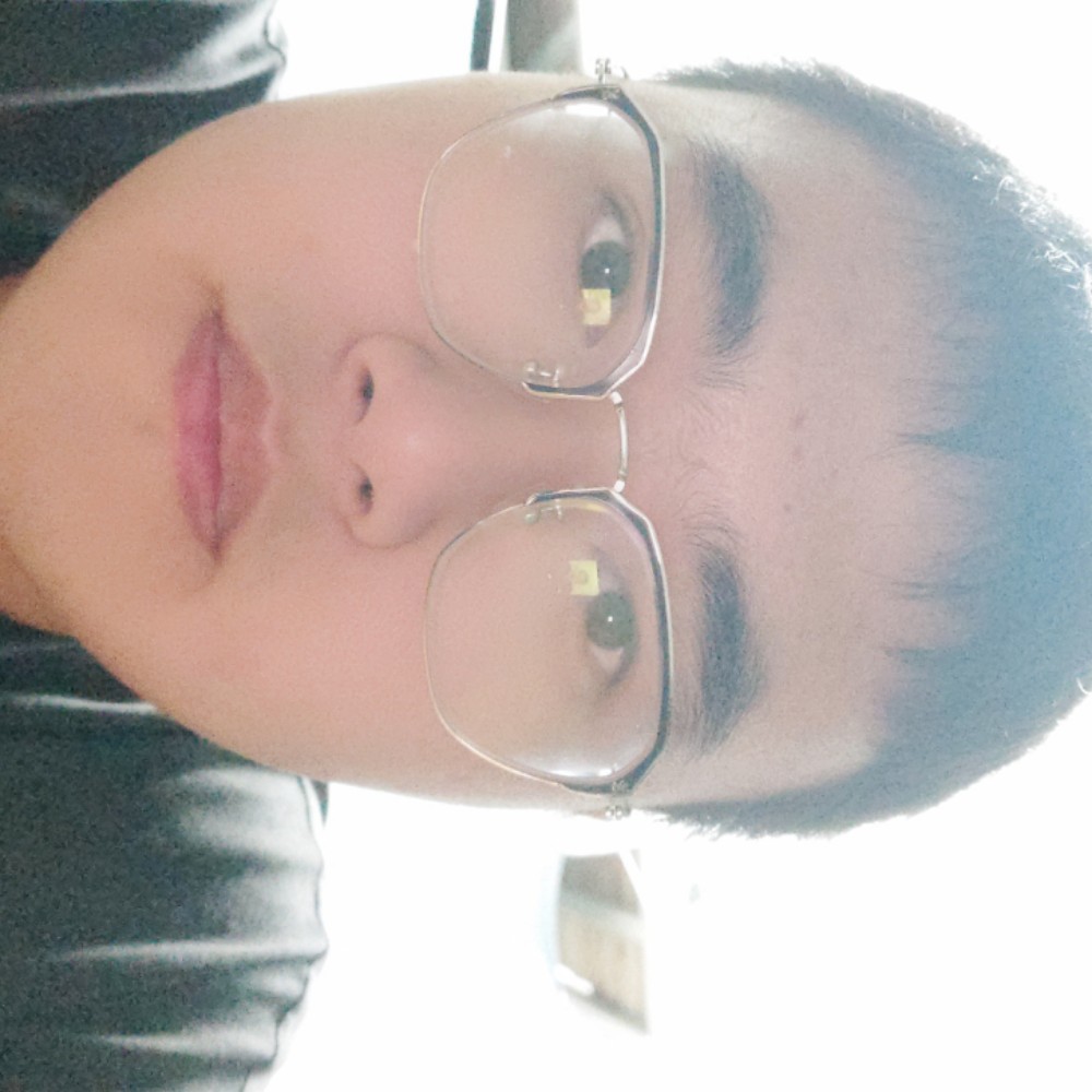小刺猬拿懵懂的照片