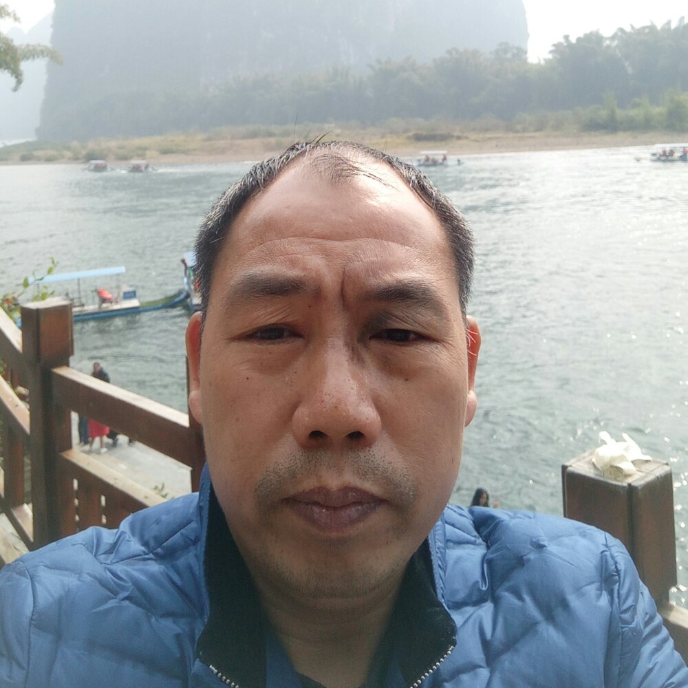 热狗深拥俊秀的照片