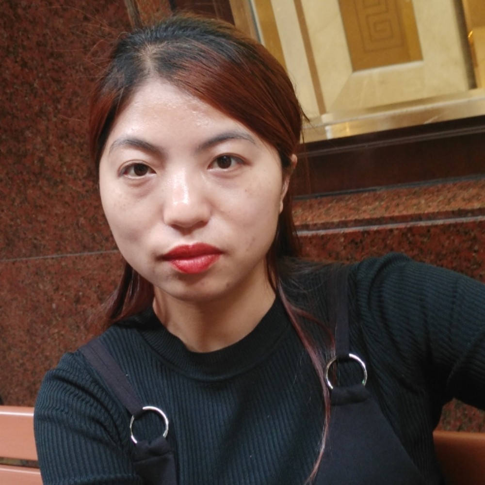 独寂深拥水杯的照片