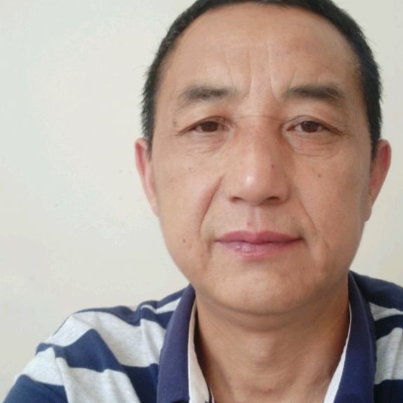 耳机认真的照片