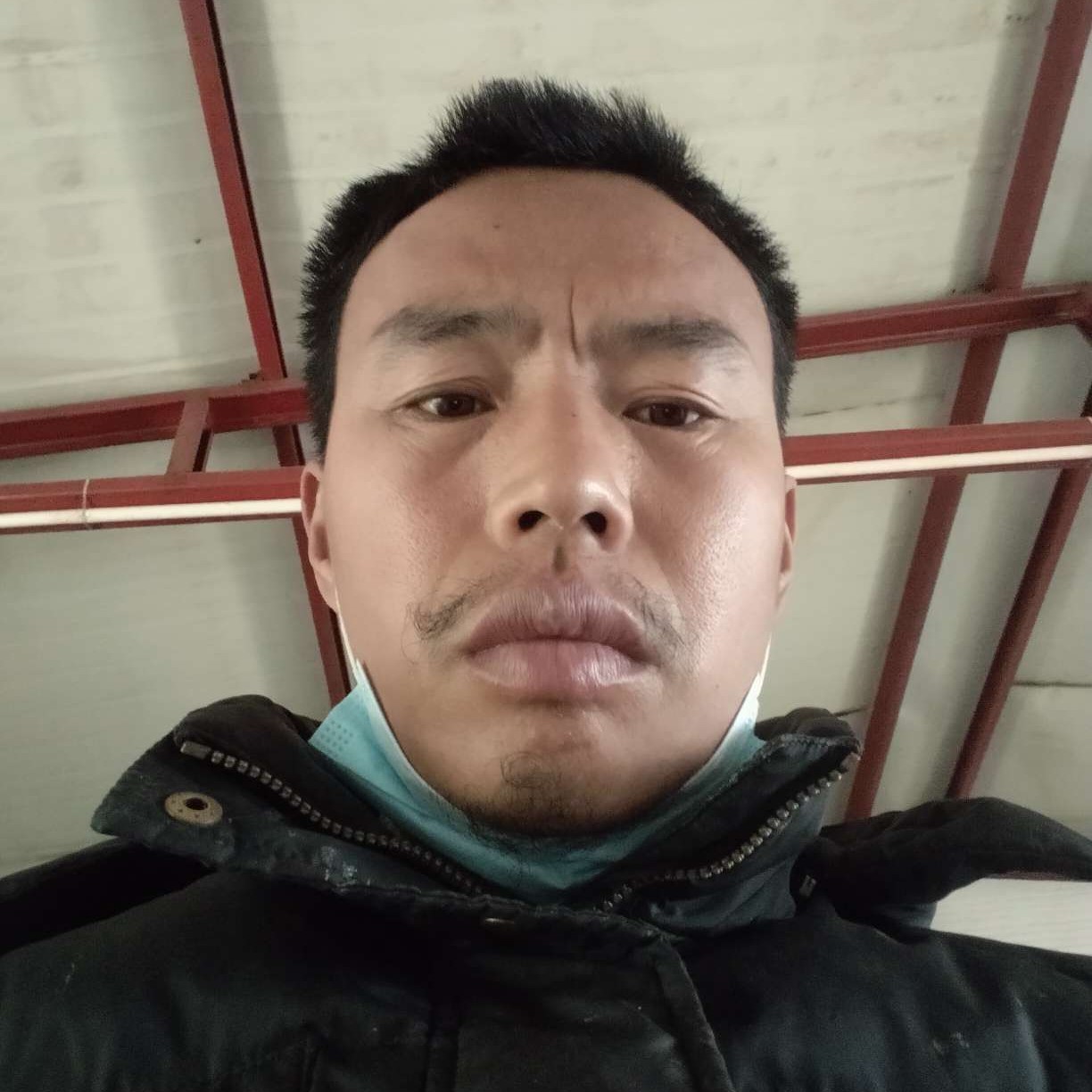 美丽闻红酒的照片