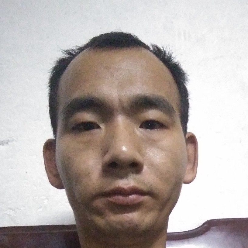 义气拿口红的照片