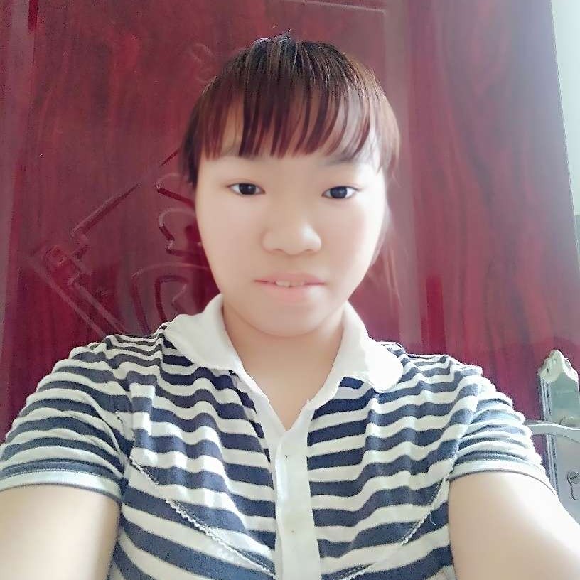 坐在海邊寫歌的照片