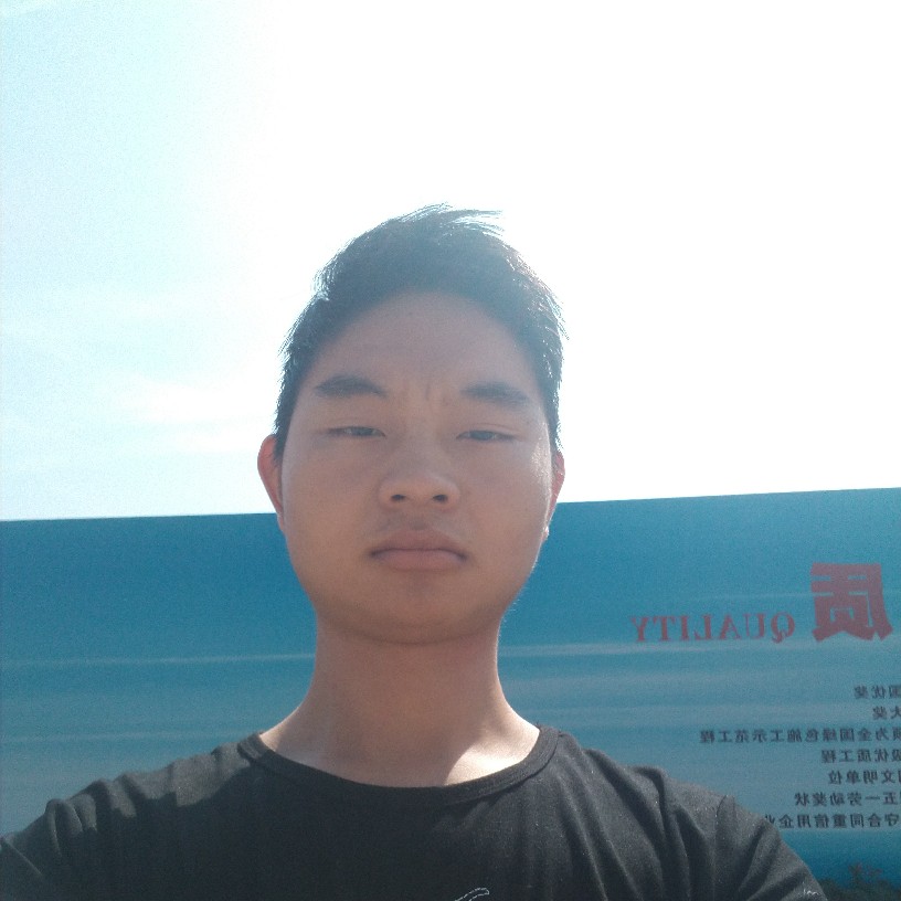 年轻苦恋薯片的照片