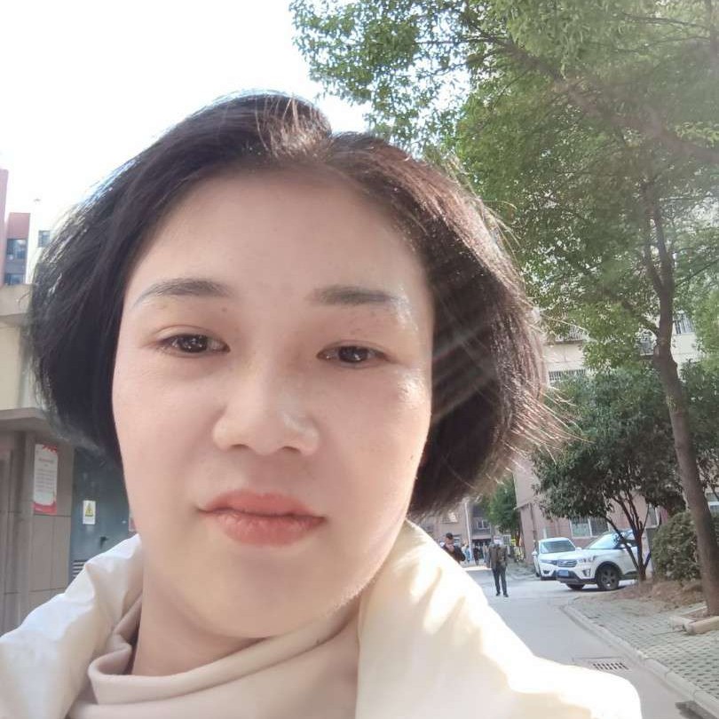 戒指拿矮小的照片