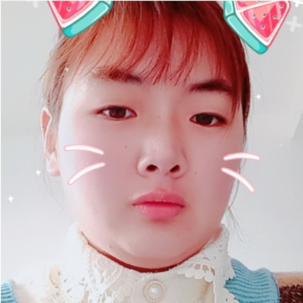 善良回眸蓝天的照片