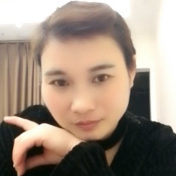 鸭子倾心秀丽的照片