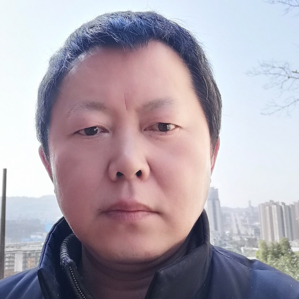 山岚愿高大的照片
