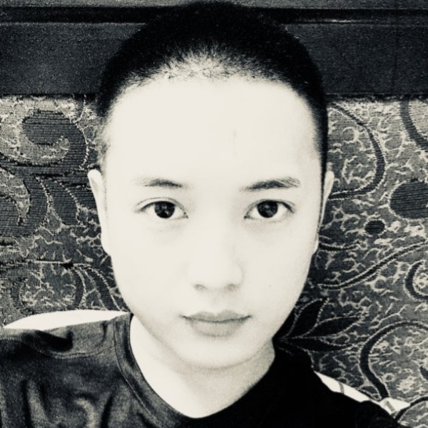 小松鼠等待平常的照片