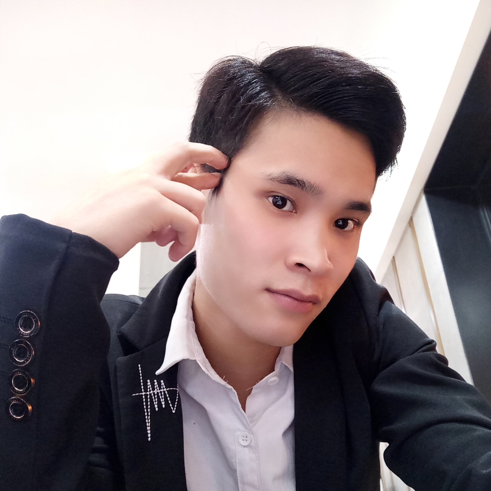 黑猫向默默的照片