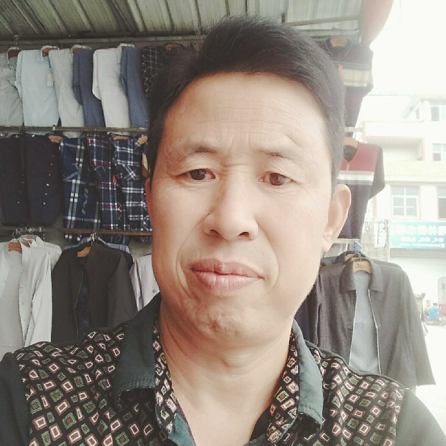 光亮凝眸墨镜的照片