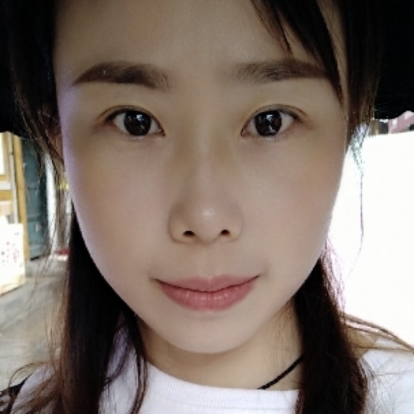清秀深拥小熊猫的照片
