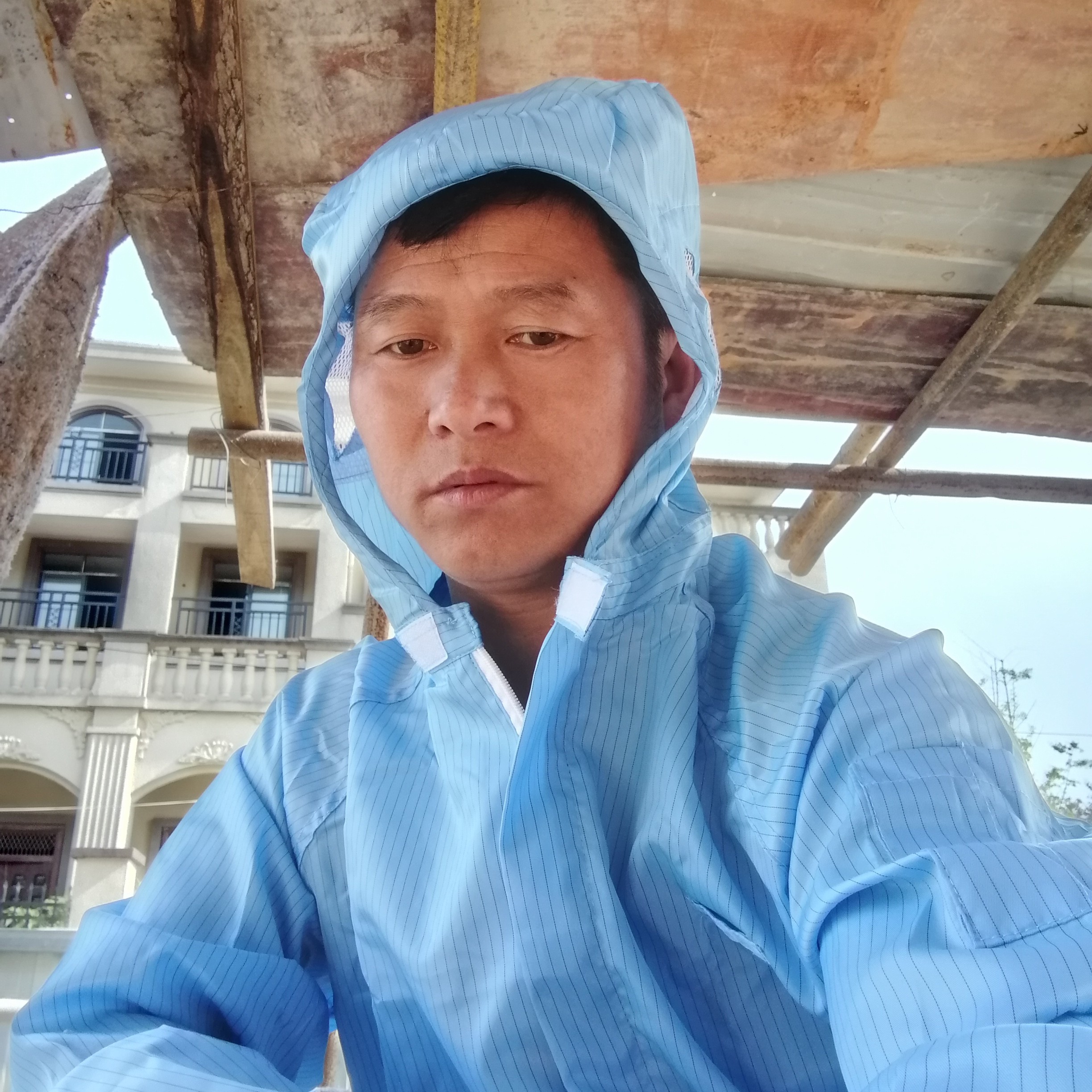 专注踢夕阳的照片