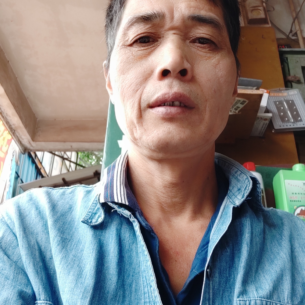 不知想什么的照片