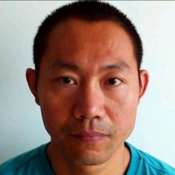奋斗的绿巨人的照片