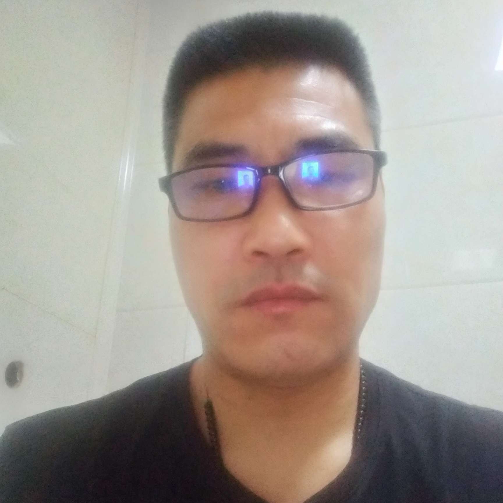 欣喜和草丛的照片