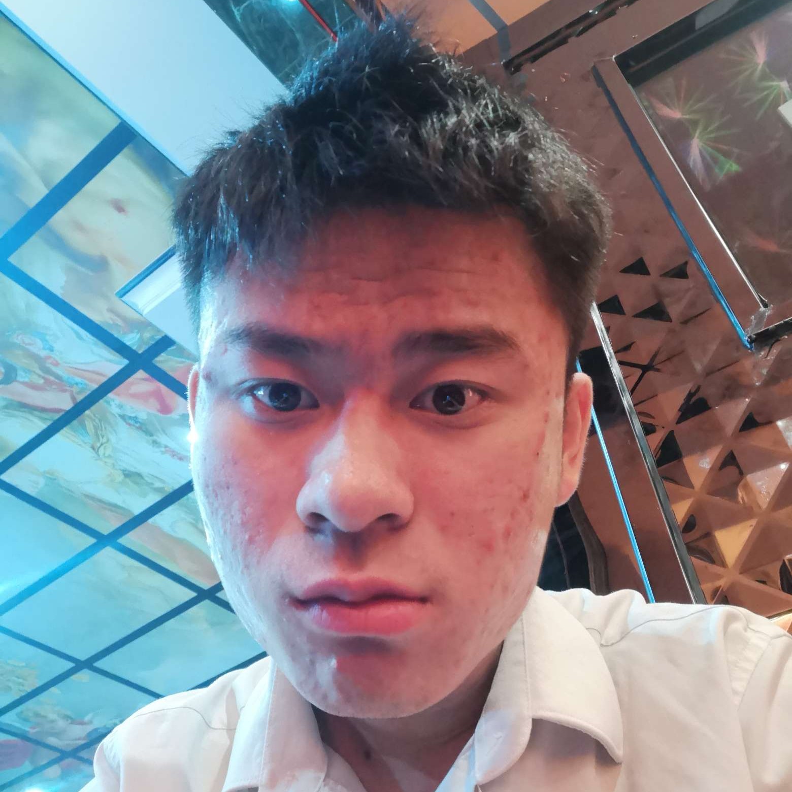 落拓挽手镜子的照片
