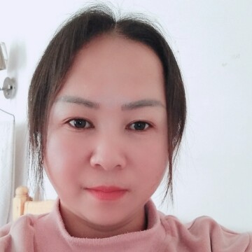 娇气浅吻花瓣的照片