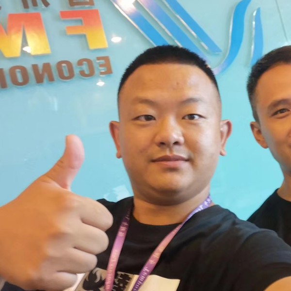 右手齐眉的照片