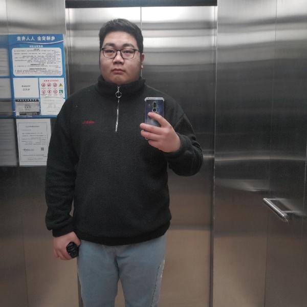 风中挽手的照片
