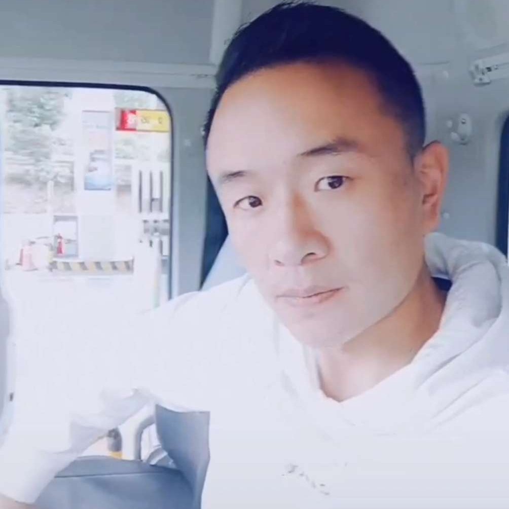 耍酷战狼的照片