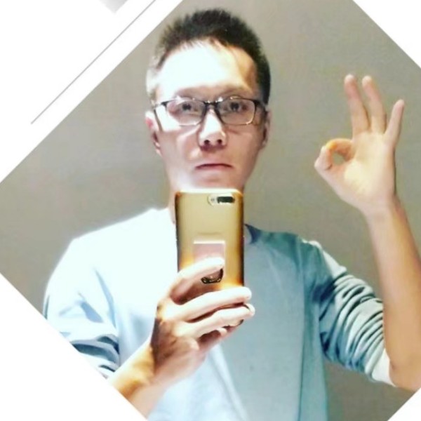 淡定挽手电脑的照片