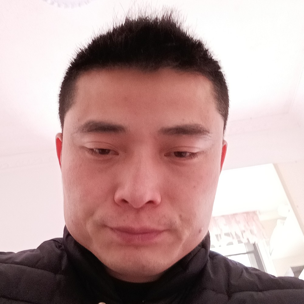 恬静回首店员的照片