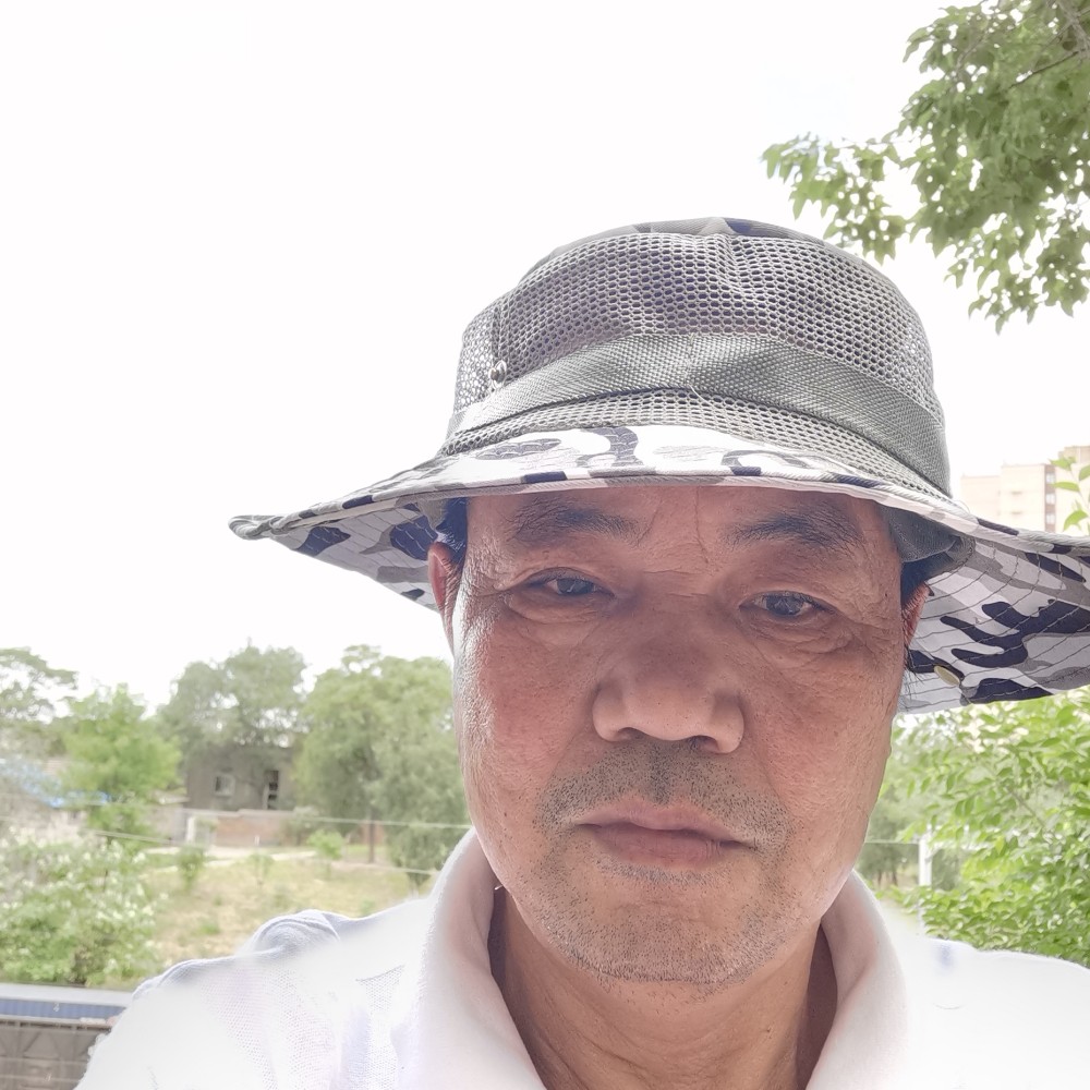 电灯胆回眸深情的照片