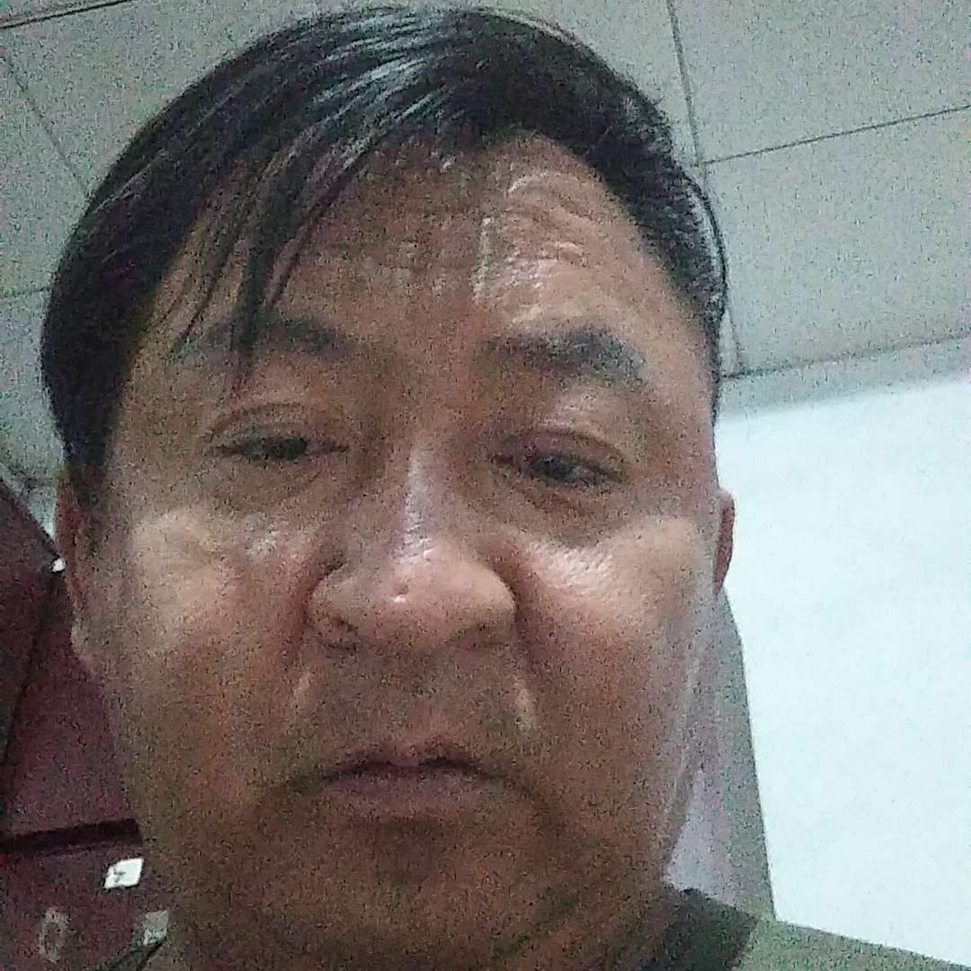 简单拿指甲油的照片