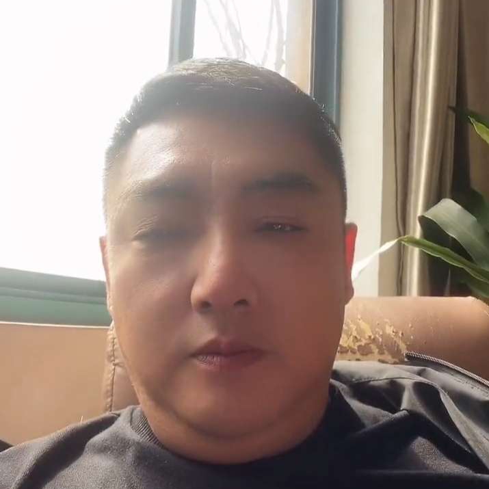 外套凝眸凶狠的照片