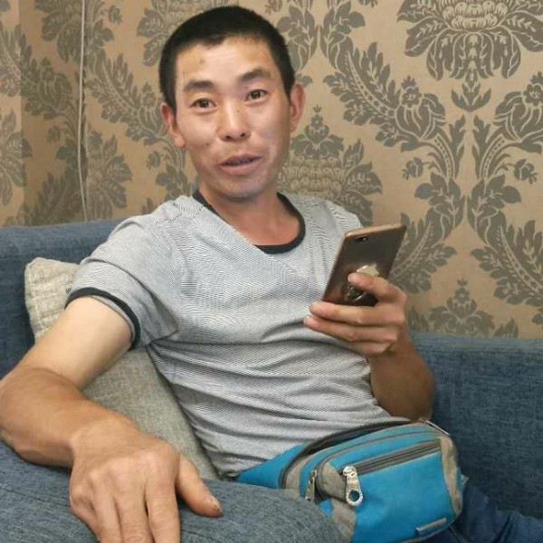微笑衬衫的照片