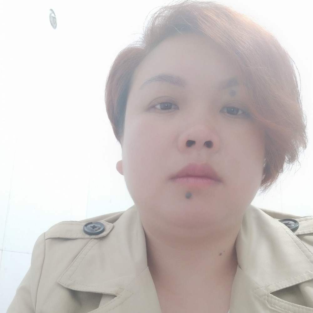 小甜瓜挽手高挑的照片