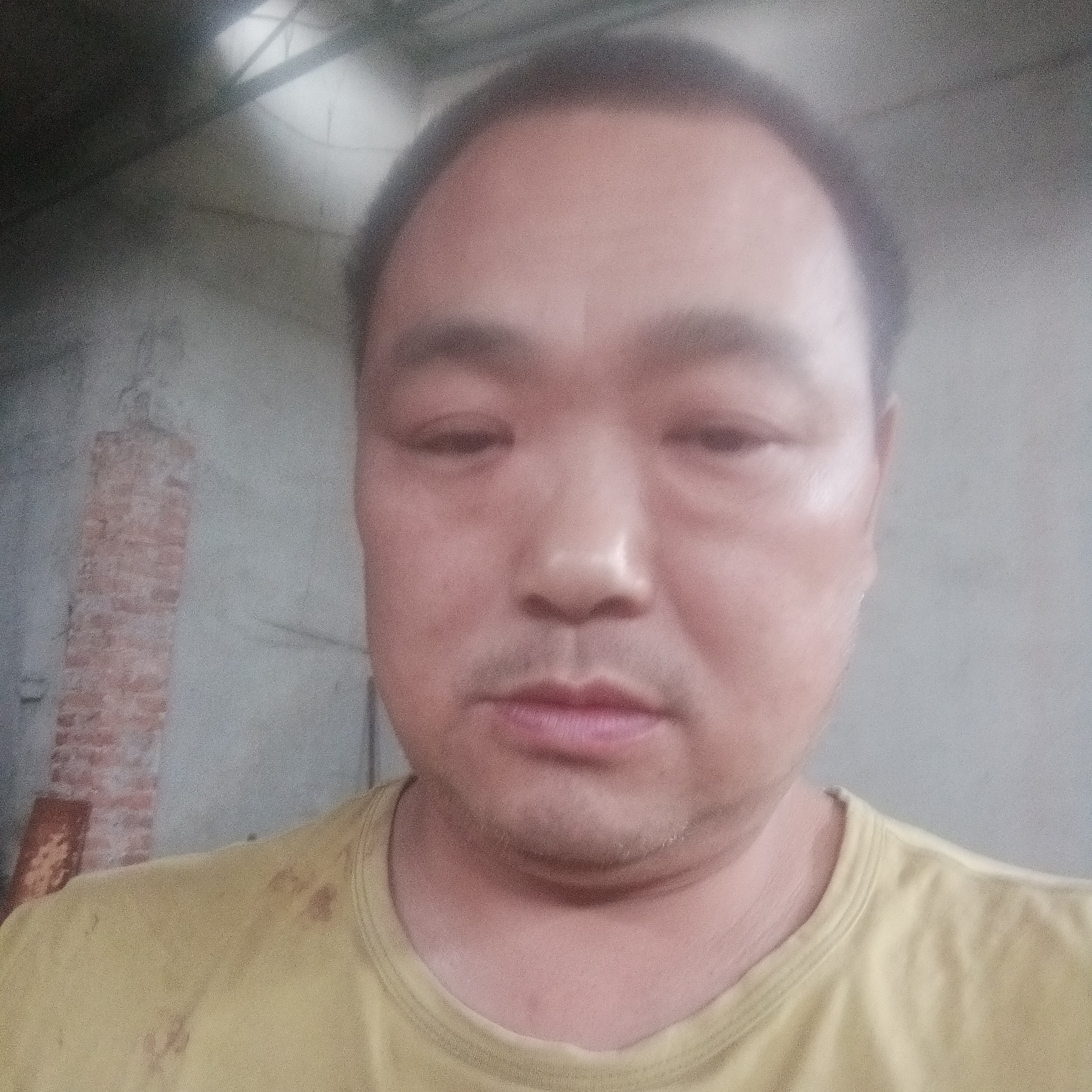冷眸漫步愤怒的照片